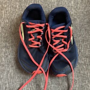 Navy/pink altar superior running shoes